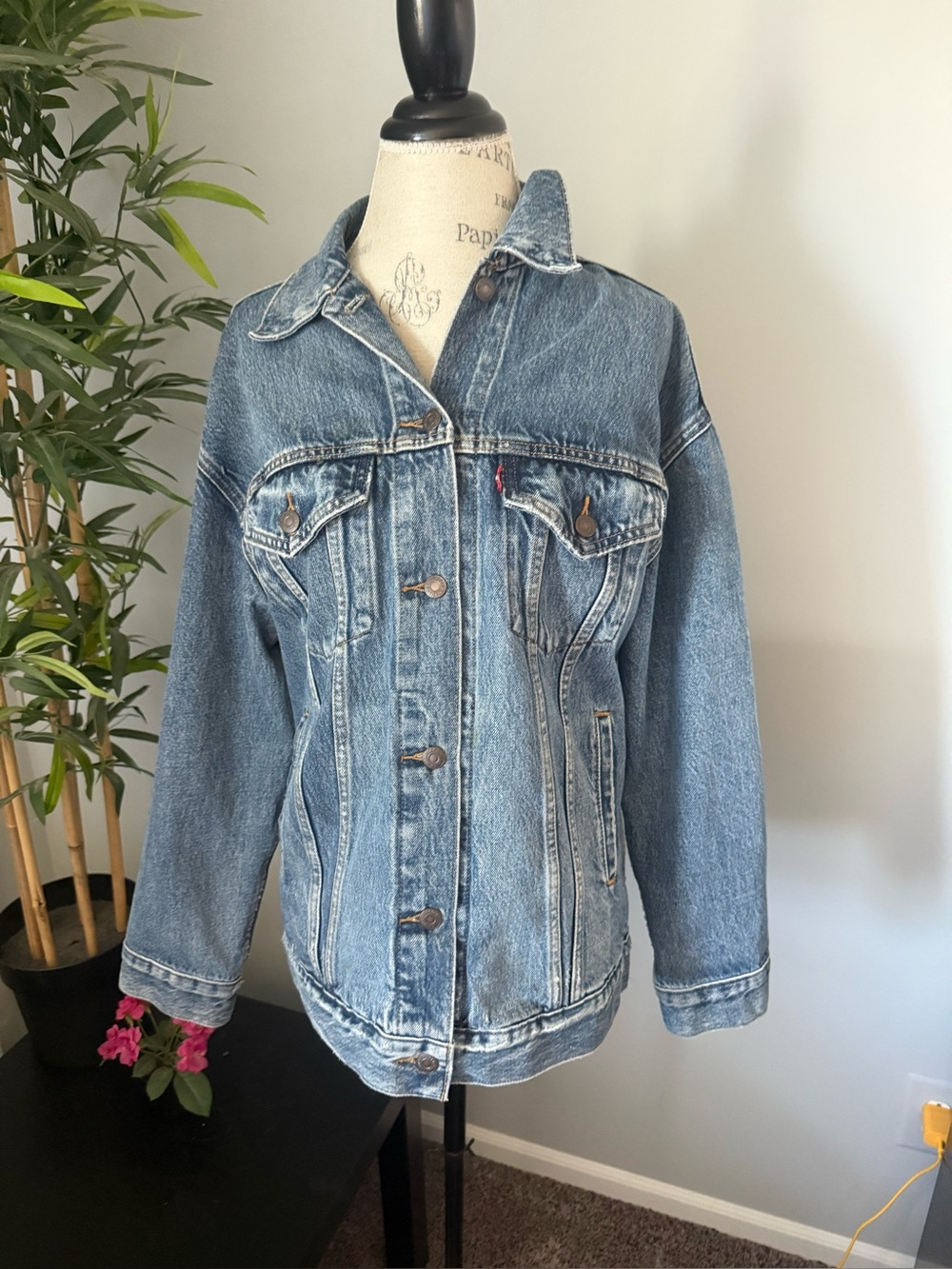 Levis denim jacket size small women Trucker Blue Denim Jean Jacket vintage